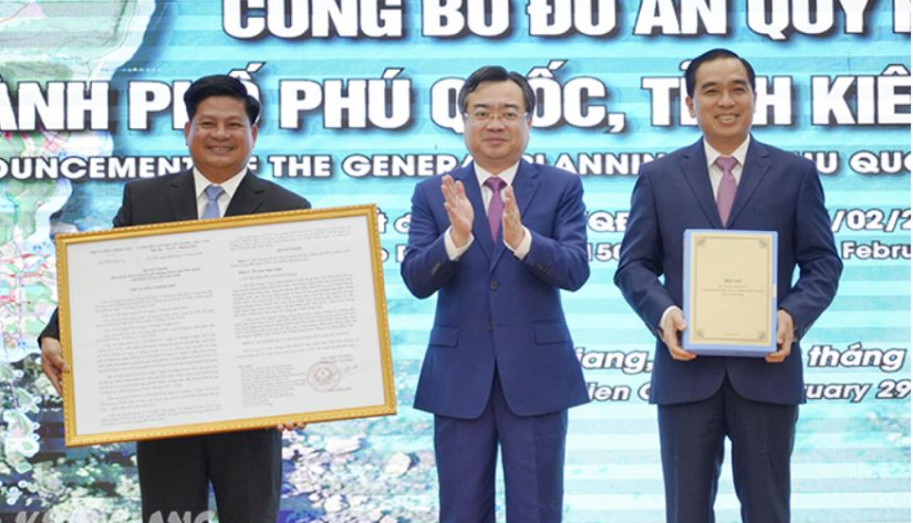 Đồng chí Nguyễn Thanh Nghị (giữa) - Ủy viên Trung ương Đảng, Bộ trưởng Bộ Xây dựng trao quyết định của Thủ tướng Chính phủ phê duyệt đồ án quy hoạch chung TP. Phú Quốc đến năm 2040 cho lãnh đạo TP. Phú Quốc.
