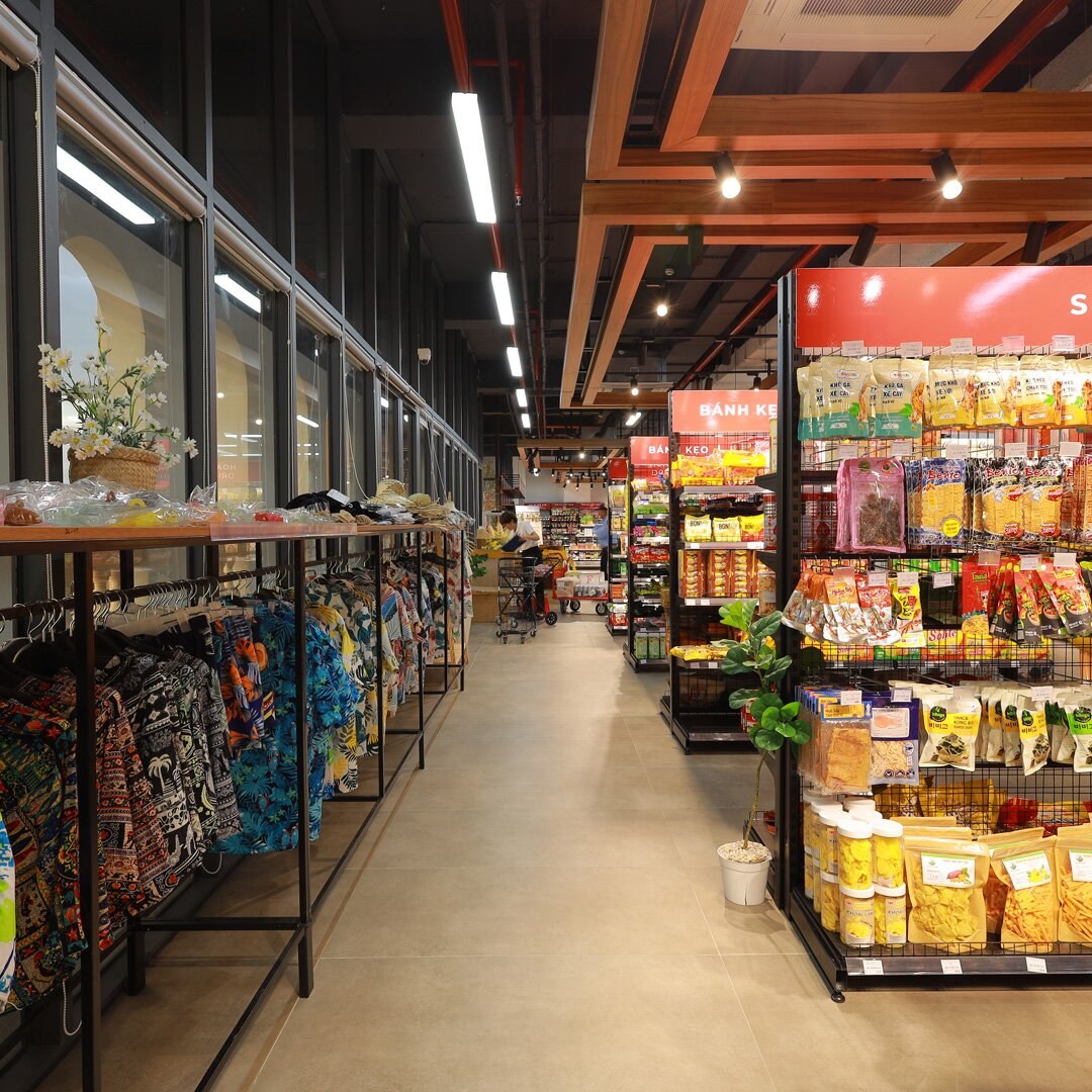 Bên trong siêu thị TR Mart